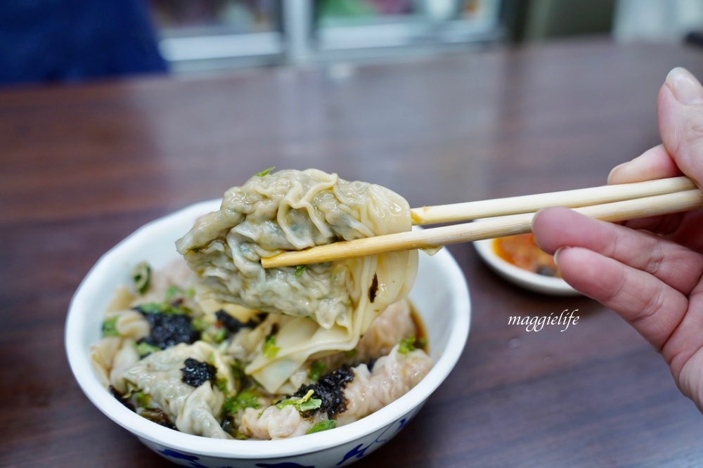 台北忠孝敦化美食｜楊記大餛飩，台北東區統領旁，在地人必吃的超級巨大餛飩，跟手掌一樣大。 @瑪姬幸福過日子