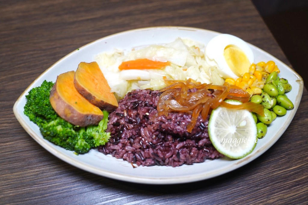 [板橋府中美食] 低GI.com精緻低卡餐盒板橋店，清爽不油膩又健康，超級划算振興100元餐盒，超人氣雙主餐直接吃起來/外帶 @瑪姬幸福過日子