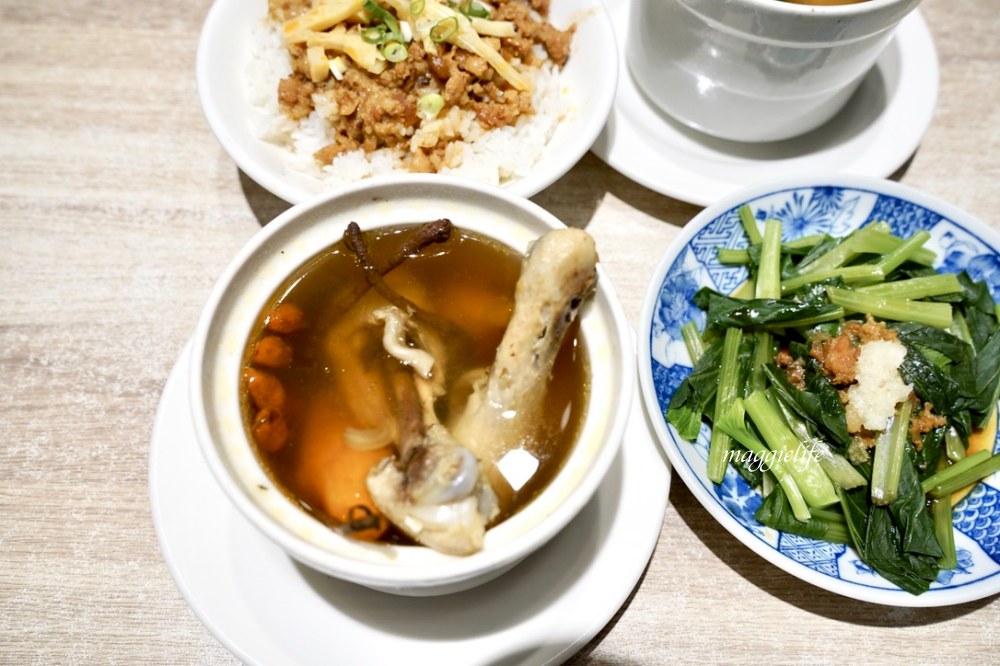 金門小吃｜雨川食堂，一條根雞湯，高粱肉燥飯連在地人都大推，好吃到噴淚！ @瑪姬幸福過日子