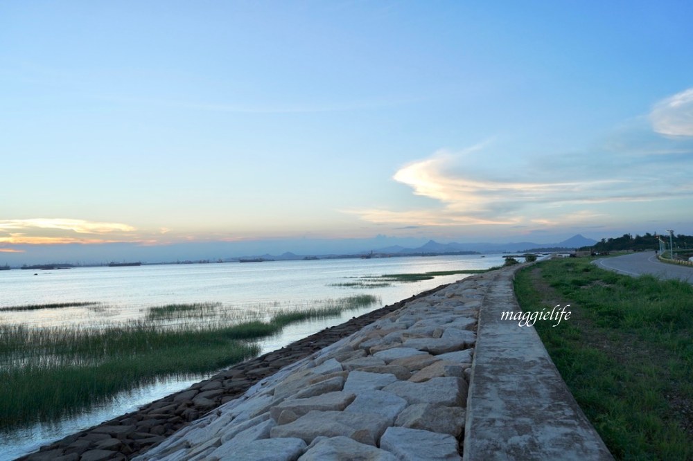 金門景點|馬山三角堡 ，官澳海堤看夕陽，金門最美的私密網美景點，乳牛景點加上爆炸美夕陽！台灣最美夕陽！ @瑪姬幸福過日子