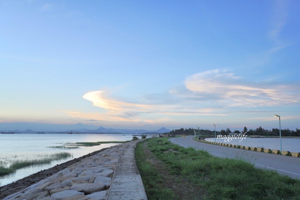 金門景點|馬山三角堡 ，官澳海堤看夕陽，金門最美的私密網美景點，乳牛景點加上爆炸美夕陽！台灣最美夕陽！ @瑪姬幸福過日子