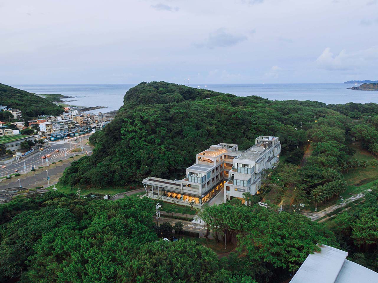 基隆新飯店開箱｜Hotel Begins倉箱蜜境文旅，陽台玻璃屋四人房超美，基隆海科館旁飯店，送海科館智能館門票！ @瑪姬幸福過日子