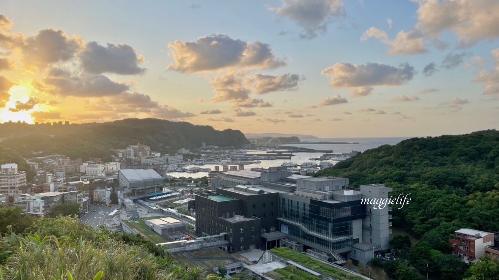 基隆景點｜容軒步道基隆觀景秘境，5分鐘攻頂，就有360度無敵海景夕陽景觀，看日出也超美，順遊台鐵海科館站｜北火宿舍 @瑪姬幸福過日子