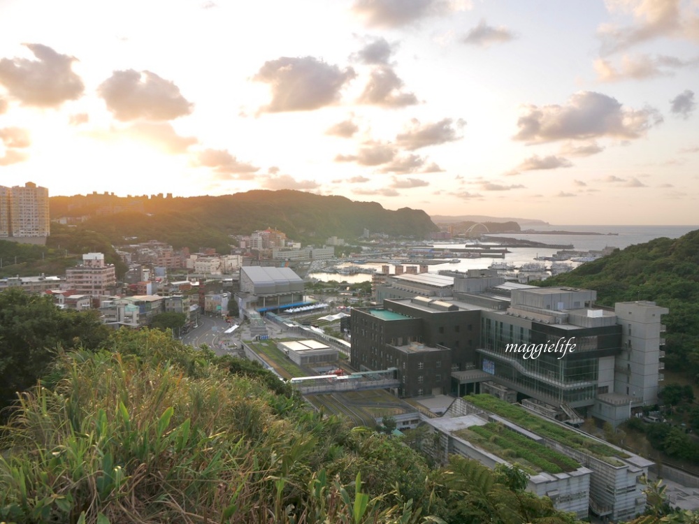 基隆景點｜容軒步道基隆觀景秘境，5分鐘攻頂，就有360度無敵海景夕陽景觀，看日出也超美，順遊台鐵海科館站｜北火宿舍 @瑪姬幸福過日子