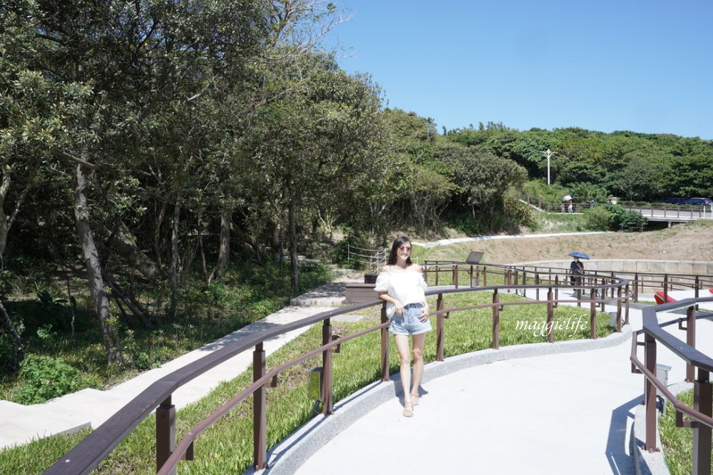 新北石門新景點|石門幸福雙心公園，石門幸福步道，海豚，燈塔人，互動式體驗，白天晚上都美，北海岸親子｜約會新IG打卡景點！ @瑪姬幸福過日子