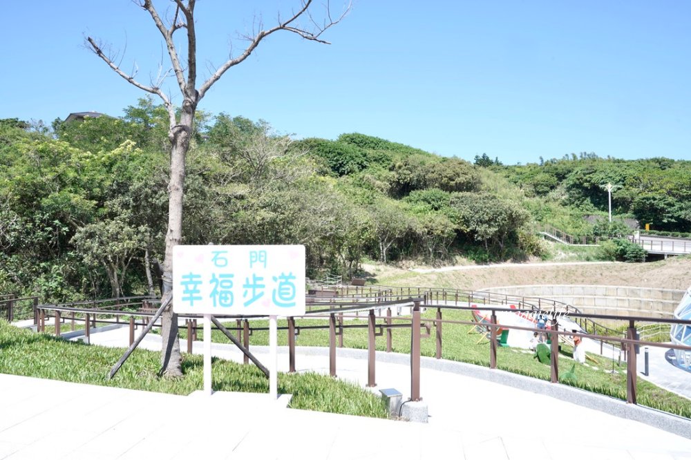 新北石門新景點|石門幸福雙心公園，石門幸福步道，海豚，燈塔人，互動式體驗，白天晚上都美，北海岸親子｜約會新IG打卡景點！ @瑪姬幸福過日子