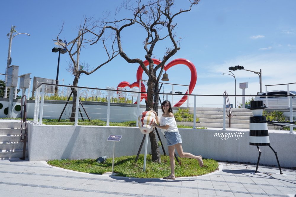 新北石門新景點|石門幸福雙心公園，石門幸福步道，海豚，燈塔人，互動式體驗，白天晚上都美，北海岸親子｜約會新IG打卡景點！ @瑪姬幸福過日子