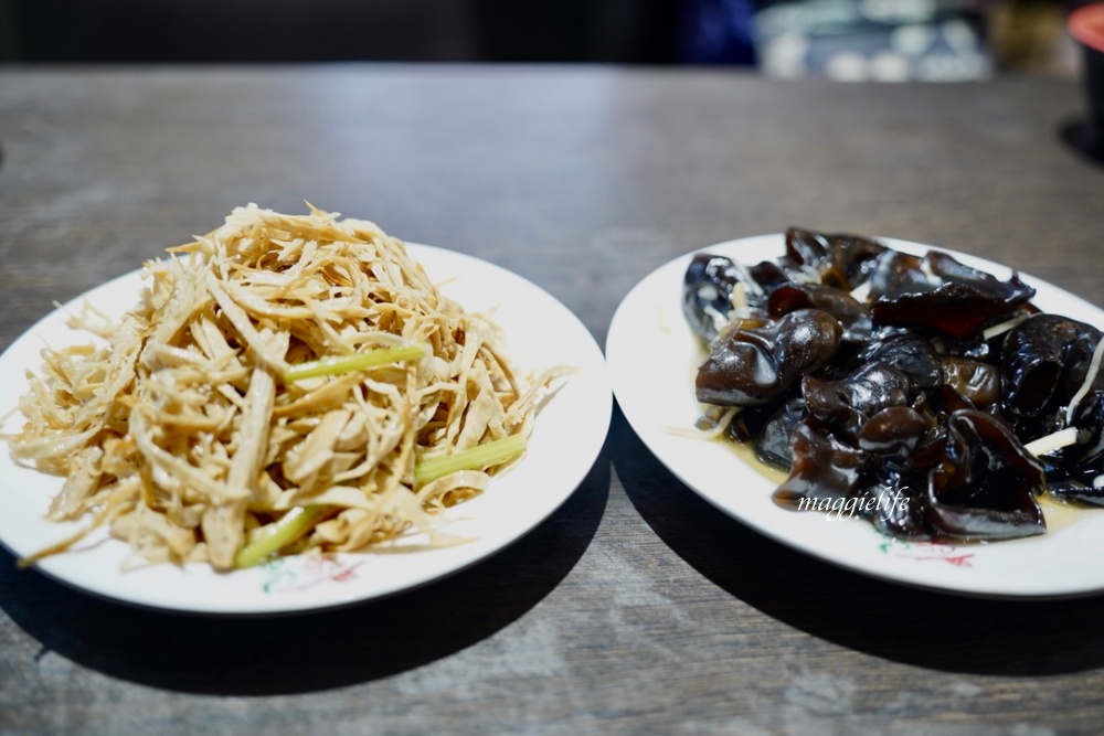 淡水|忠師傅水餃王，有點誇張，一整顆蝦仁的鮮蝦水餃，超大顆的！ @瑪姬幸福過日子