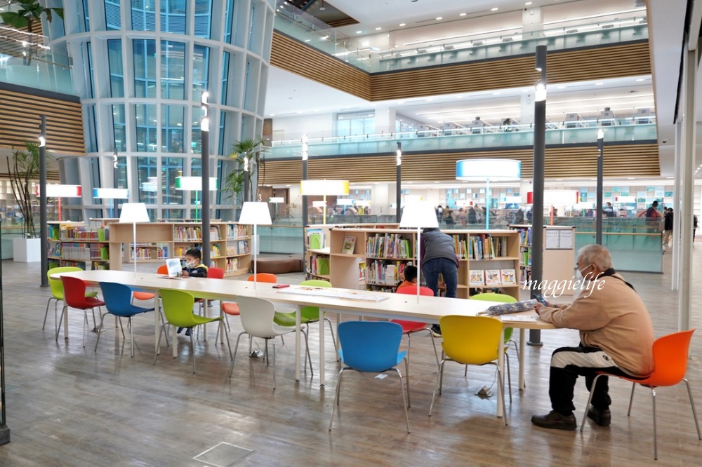 桃園市立圖書館總館，綠建築超美的，有插座全家都可以來，雨天備案 @瑪姬幸福過日子
