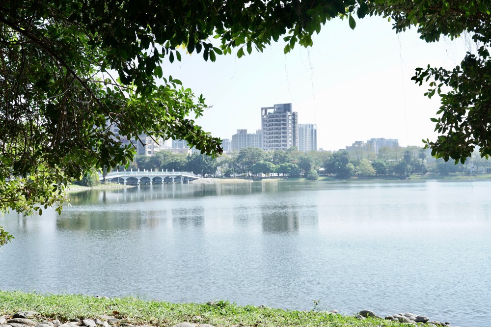 高雄新景點｜愛麗絲的奇幻樂園進駐左營蓮池潭兒童樂園 ，一秒走進愛麗絲夢遊仙境，跟紅心皇后撲克牌衛兵一起在棒棒糖旋轉木馬拍照 @瑪姬幸福過日子