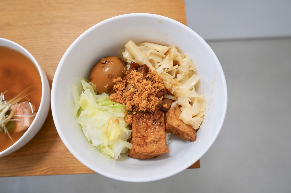 滷肉飯店｜南京復興兄弟飯店旁的高質感藝廊滷肉飯，吃魯肉飯也可以很網美 @瑪姬幸福過日子