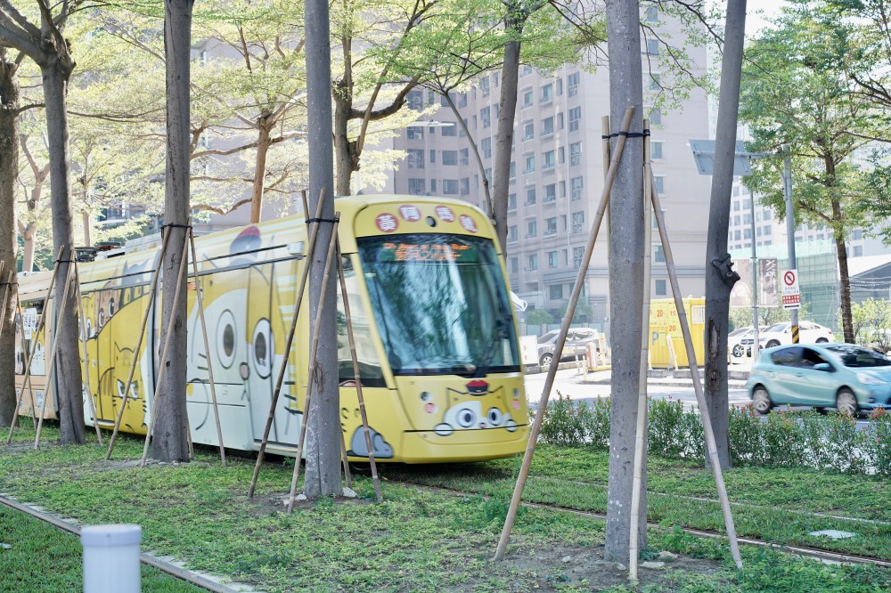 高雄輕軌龍貓隧道，高雄最美輕軌景點一秒來到宮崎駿的電影動畫場景 @瑪姬幸福過日子