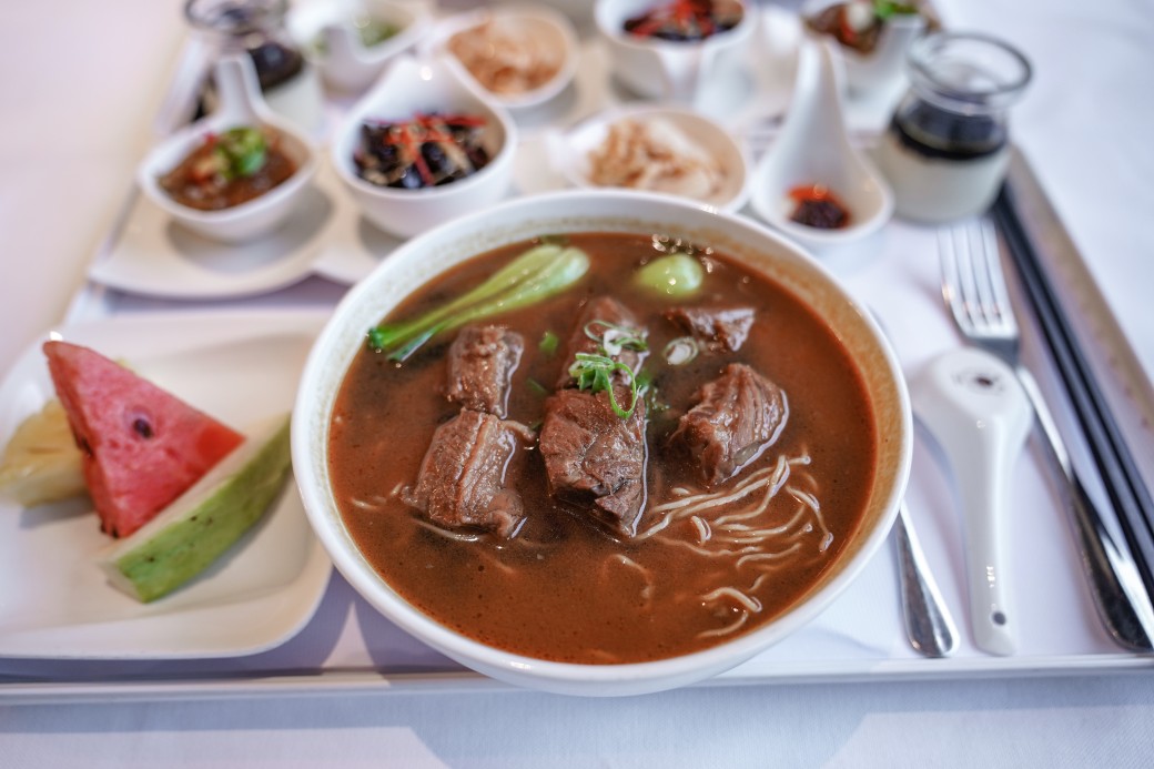 雀客藏居台北陽明山溫泉飯店｜台北溫泉飯店推薦一泊二食全包式行程，稀有的白磺泉有大眾池以及個人湯屋，山泉水泳池，自助早餐也很推薦！ @瑪姬幸福過日子