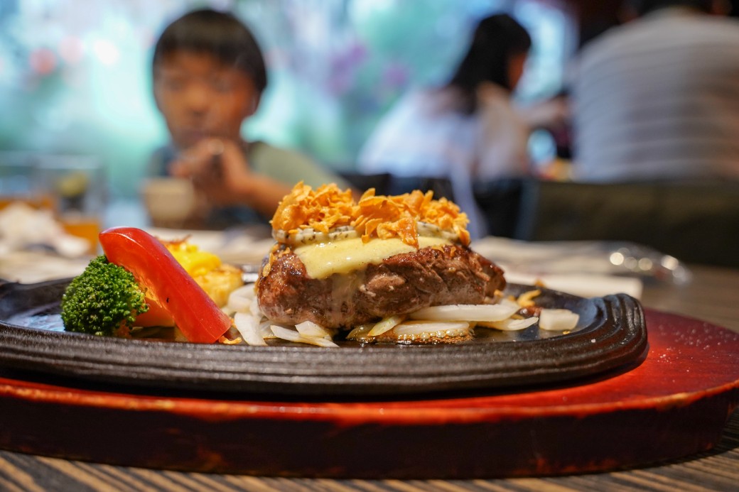 凱薩西餐牛排｜一週只開三天隱藏在二樓的牛排館，還有熱食沙拉冰淇淋吃到飽，外加飲料無限暢飲！ @瑪姬幸福過日子