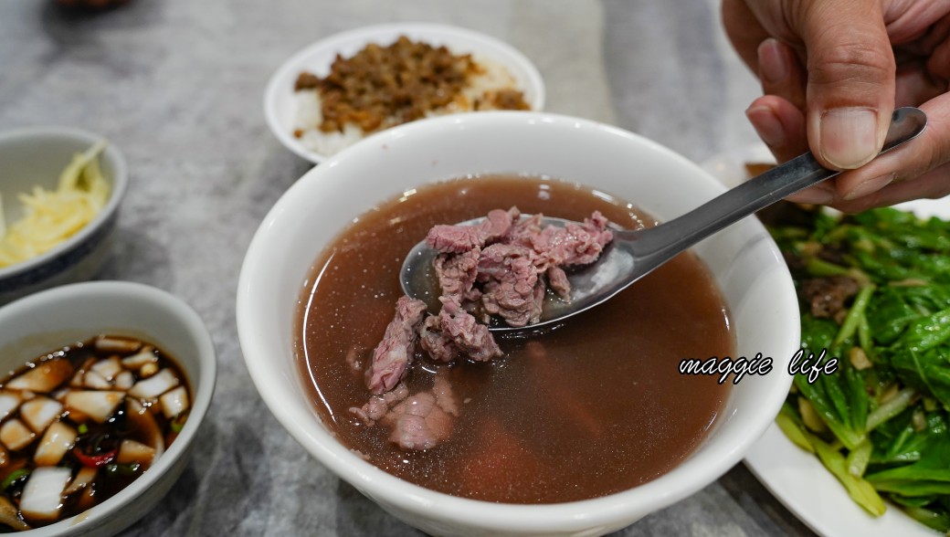 文章牛肉湯，台南必吃牛肉湯，超好吃的，心中第一名的牛肉湯，谷歌評論19250條評論4.3分，都要排隊超強！ @瑪姬幸福過日子