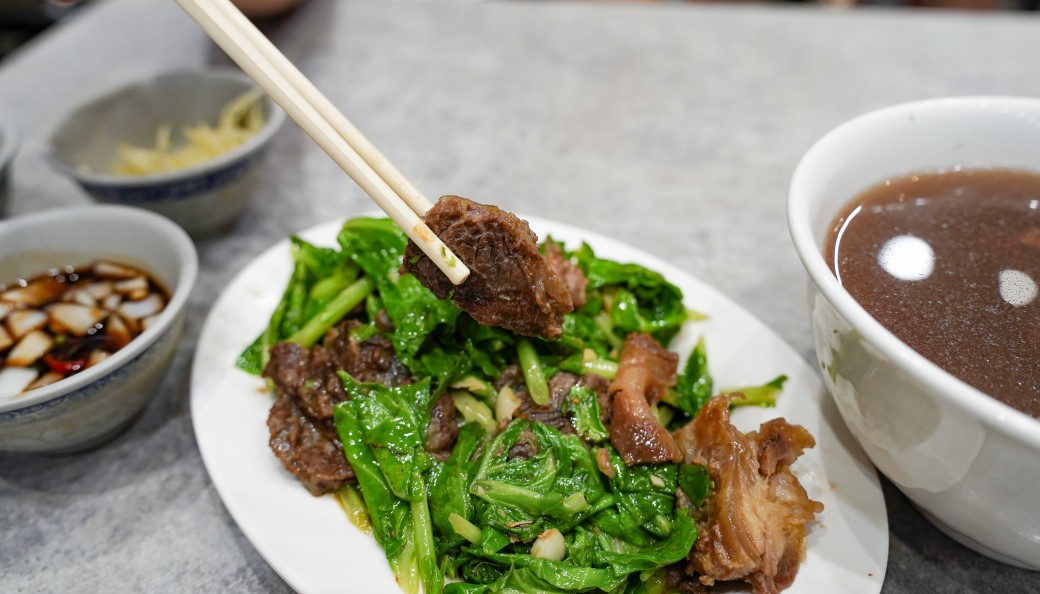 文章牛肉湯，台南必吃牛肉湯，超好吃的，心中第一名的牛肉湯，谷歌評論19250條評論4.3分，都要排隊超強！ @瑪姬幸福過日子