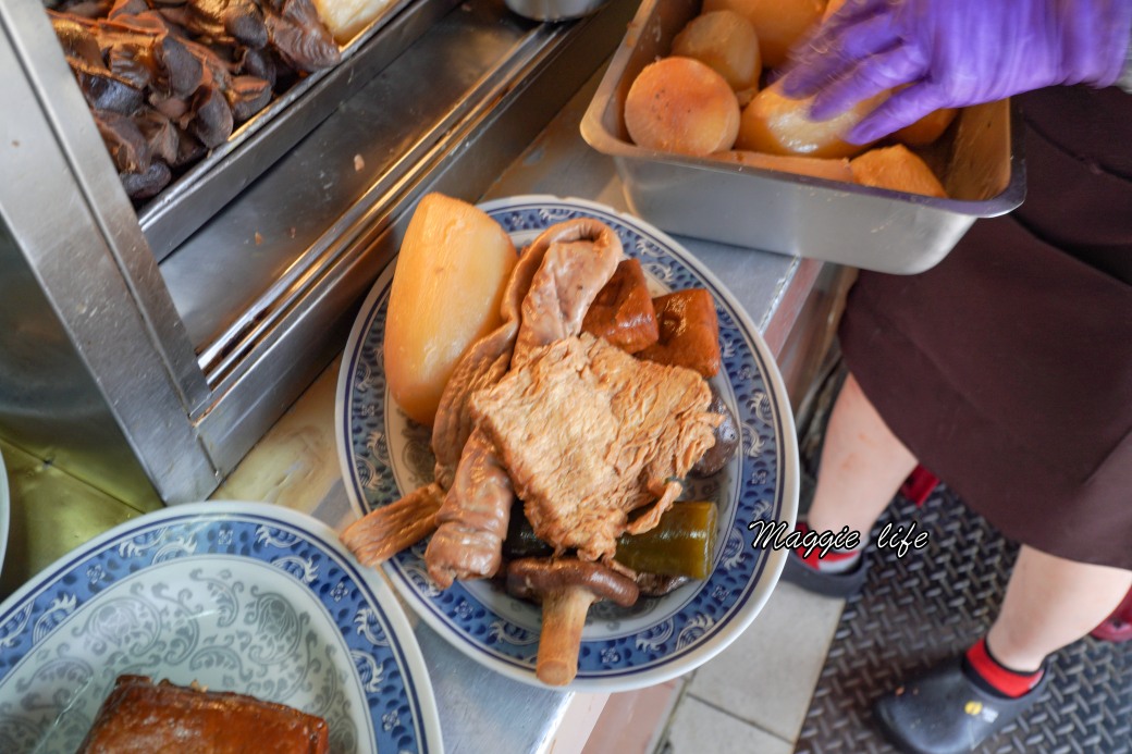 南港北大荒水餃店，傳說中的巨無霸水餃，也是被水餃耽誤的滷味店，一顆抵兩顆 @瑪姬幸福過日子