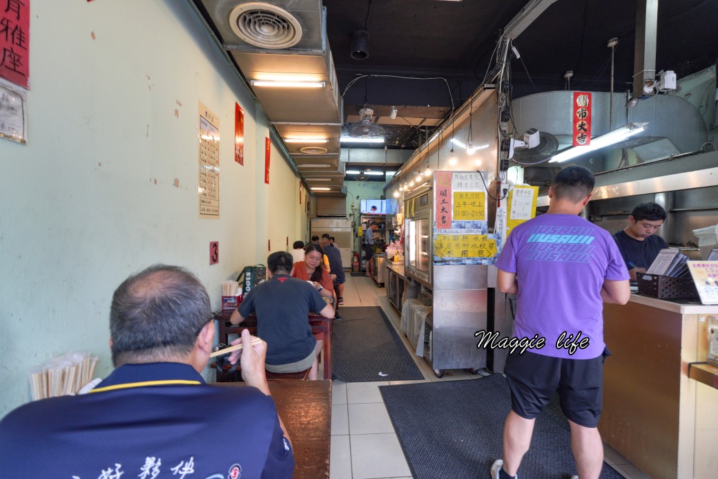 南港北大荒水餃店，傳說中的巨無霸水餃，也是被水餃耽誤的滷味店，一顆抵兩顆 @瑪姬幸福過日子