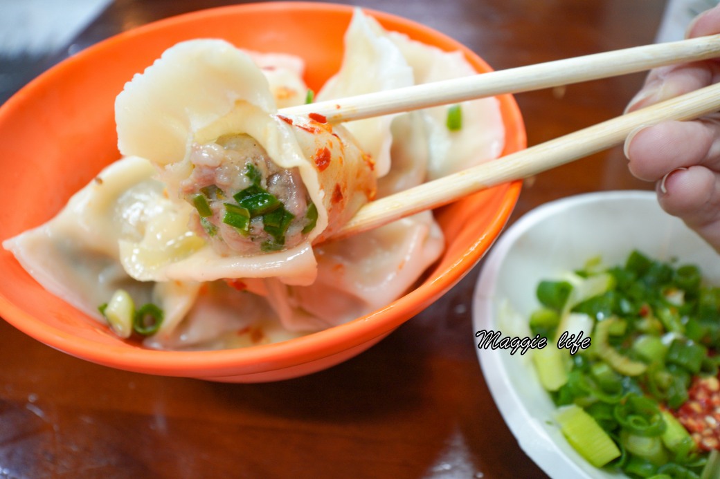 南港北大荒水餃店，傳說中的巨無霸水餃，也是被水餃耽誤的滷味店，一顆抵兩顆 @瑪姬幸福過日子