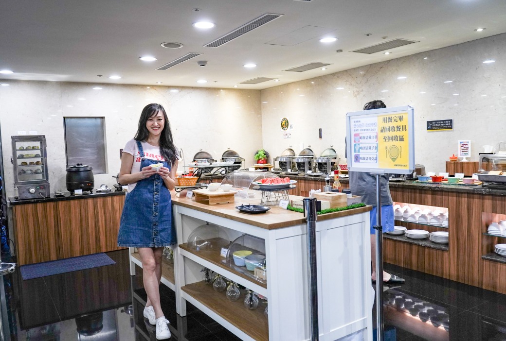 夏優旅居駁二館，高雄平價住宿推薦，自助早餐超豐盛，超過20種食材，還有星巴克咖啡，直接吃三個小時，飽到下午 @瑪姬幸福過日子