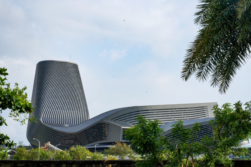 高雄旅運中心，高雄新地標千坪戶外觀景台賞海景第一排，高雄最美夕陽觀景區，全台唯一3D曲面帷幕建築 @瑪姬幸福過日子