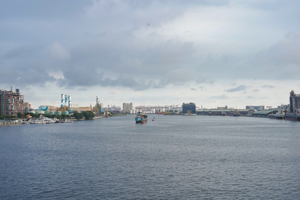 高雄旅運中心，高雄新地標千坪戶外觀景台賞海景第一排，高雄最美夕陽觀景區，全台唯一3D曲面帷幕建築 @瑪姬幸福過日子