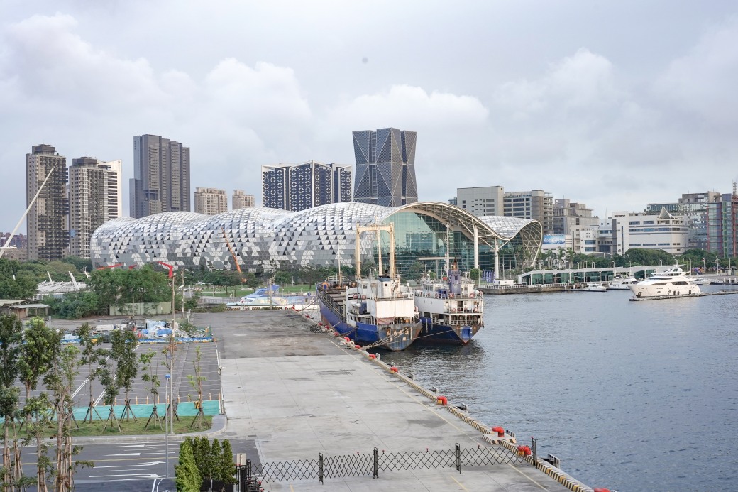 高雄旅運中心，高雄新地標千坪戶外觀景台賞海景第一排，高雄最美夕陽觀景區，全台唯一3D曲面帷幕建築 @瑪姬幸福過日子