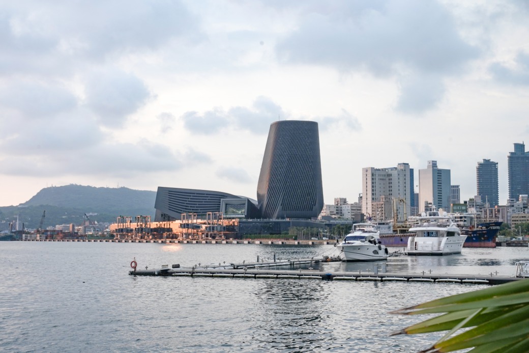 高雄旅運中心，高雄新地標千坪戶外觀景台賞海景第一排，高雄最美夕陽觀景區，全台唯一3D曲面帷幕建築 @瑪姬幸福過日子