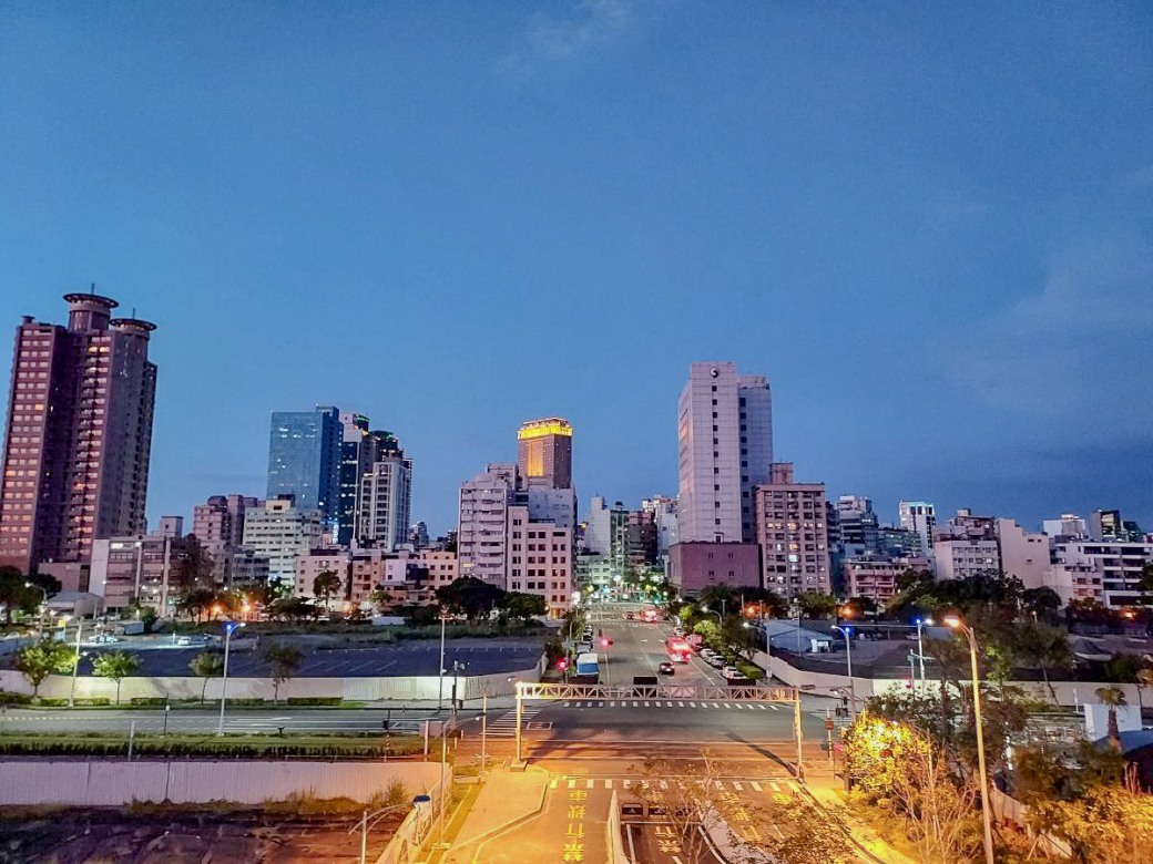 高雄旅運中心，高雄新地標千坪戶外觀景台賞海景第一排，高雄最美夕陽觀景區，全台唯一3D曲面帷幕建築 @瑪姬幸福過日子