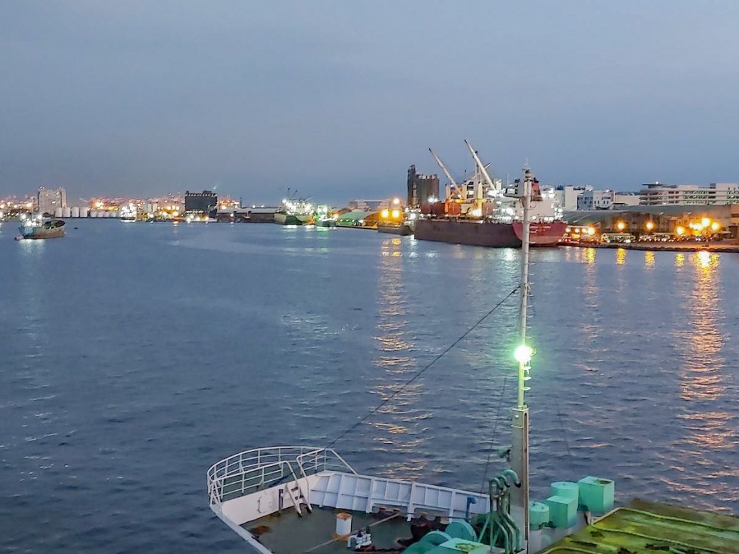 高雄旅運中心，高雄新地標千坪戶外觀景台賞海景第一排，高雄最美夕陽觀景區，全台唯一3D曲面帷幕建築 @瑪姬幸福過日子