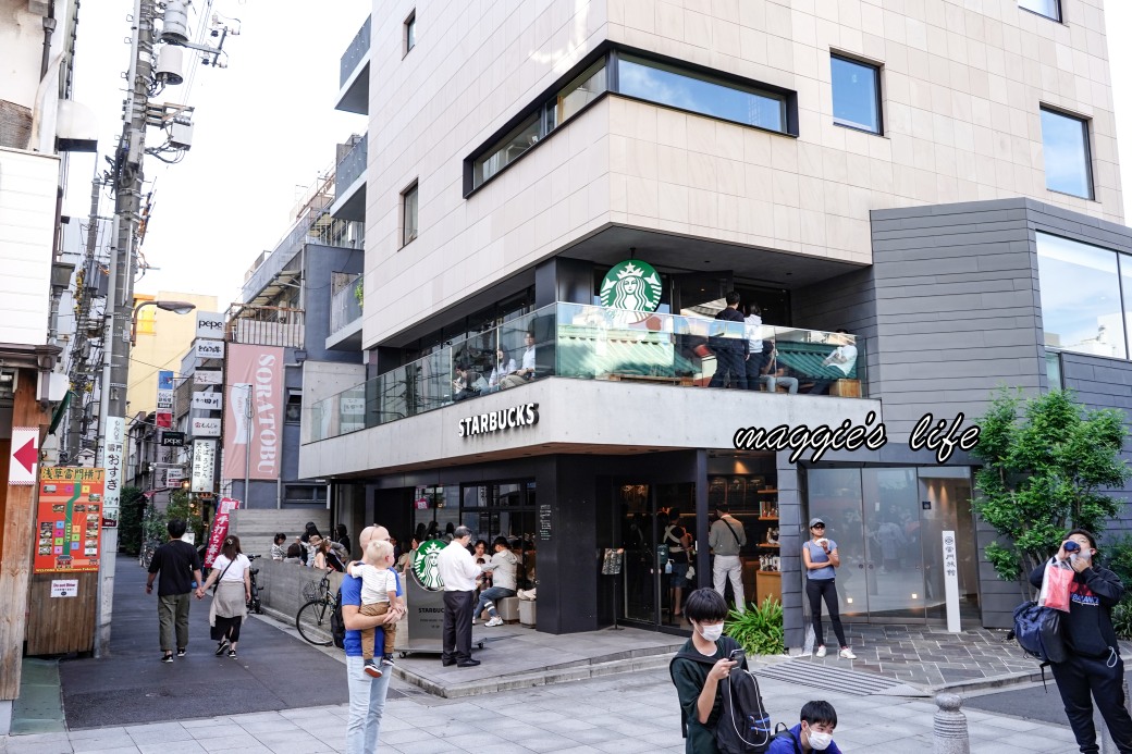 日本東京雷門店星巴克starbucks門市，就在淺草風雷神門的雷門旁邊，來這裡拍雷門IG美照 @瑪姬幸福過日子