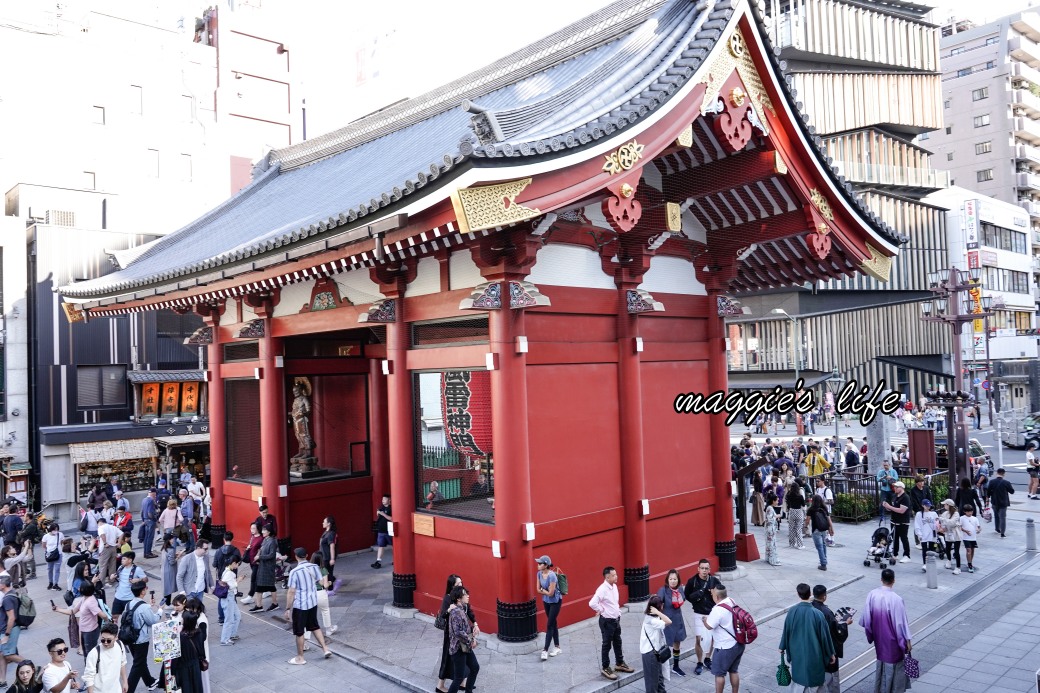 日本東京雷門店星巴克starbucks門市，就在淺草風雷神門的雷門旁邊，來這裡拍雷門IG美照 @瑪姬幸福過日子