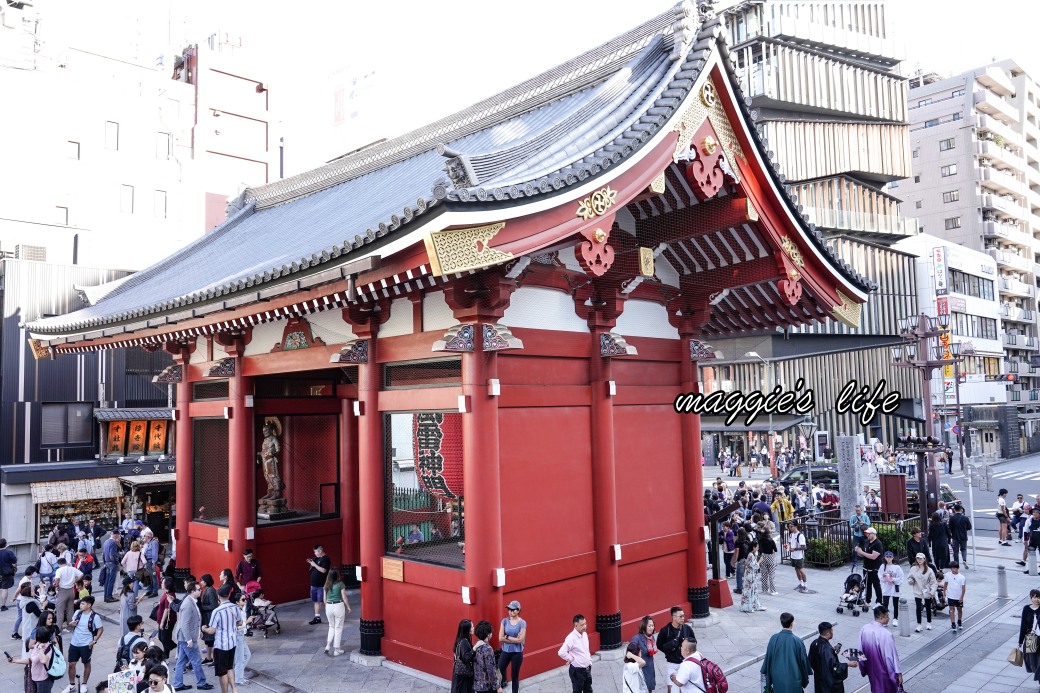 日本東京雷門店星巴克starbucks門市，就在淺草風雷神門的雷門旁邊，來這裡拍雷門IG美照 @瑪姬幸福過日子