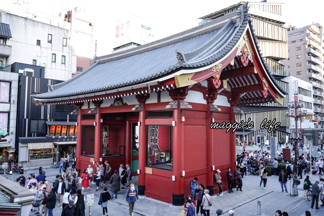 日本東京雷門店星巴克starbucks門市，就在淺草風雷神門的雷門旁邊，來這裡拍雷門IG美照 @瑪姬幸福過日子