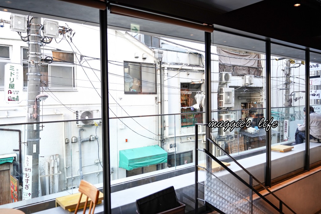 日本東京雷門店星巴克starbucks門市，就在淺草風雷神門的雷門旁邊，來這裡拍雷門IG美照 @瑪姬幸福過日子