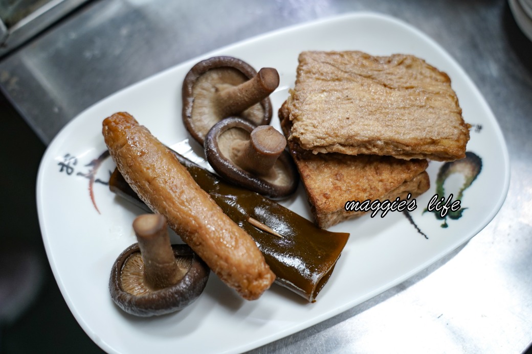 冠瑋牛肉麵鹽埕區美食推薦，超級大塊牛肉，在地人推薦清甜牛肉湯還可以續湯 @瑪姬幸福過日子