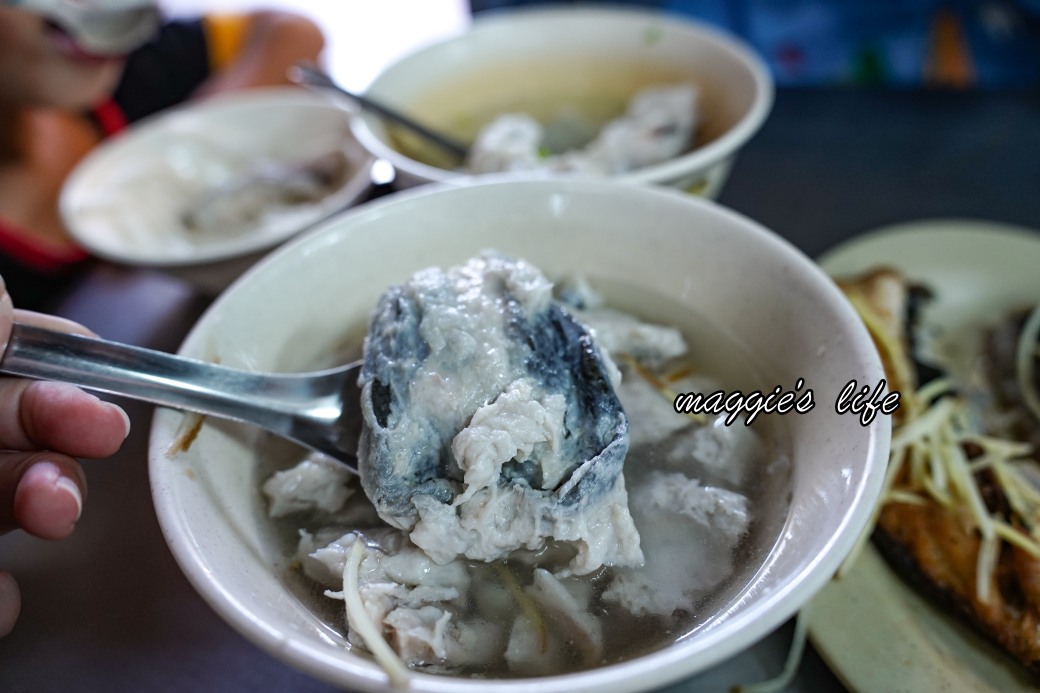 大溝頂虱目魚米粉湯｜多得滿出來的高雄鹽埕在地人必吃早餐，超鮮美虱目魚米粉湯，鹽埕第一公有市場小巷內 @瑪姬幸福過日子