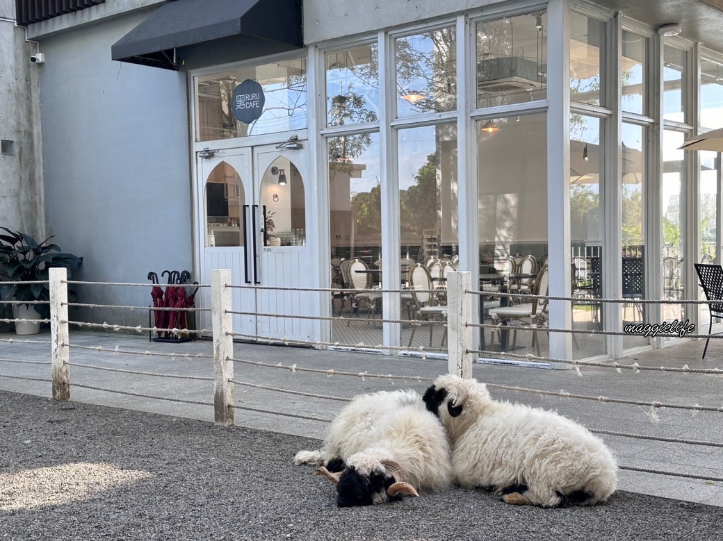 宜蘭景點｜黑RURU CAFE，跟超萌笑笑羊一起喝咖啡，還可以餵笑笑羊，超可愛的，菜單 @瑪姬幸福過日子