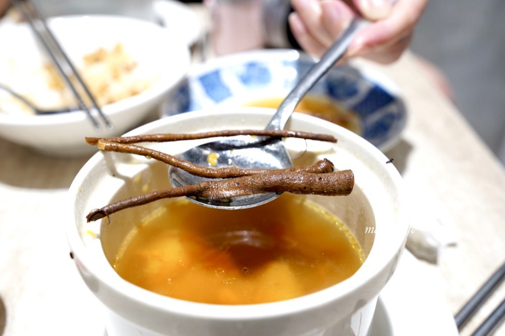 金門雨川食堂，高粱肉燥飯，一條根雞湯，超級好吃的 @瑪姬幸福過日子