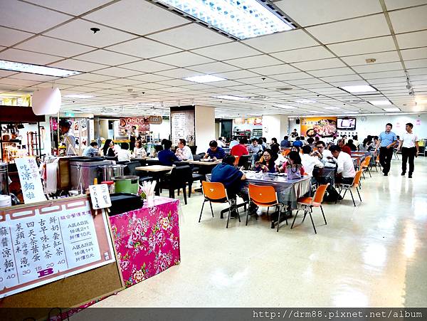 波麗士美食廣場，跟我一起去警察局吃飯吧！員工餐廳變搖身一變美食街對外營業拉！平價美食好去處，全台北最安全的美食街。 @瑪姬幸福過日子