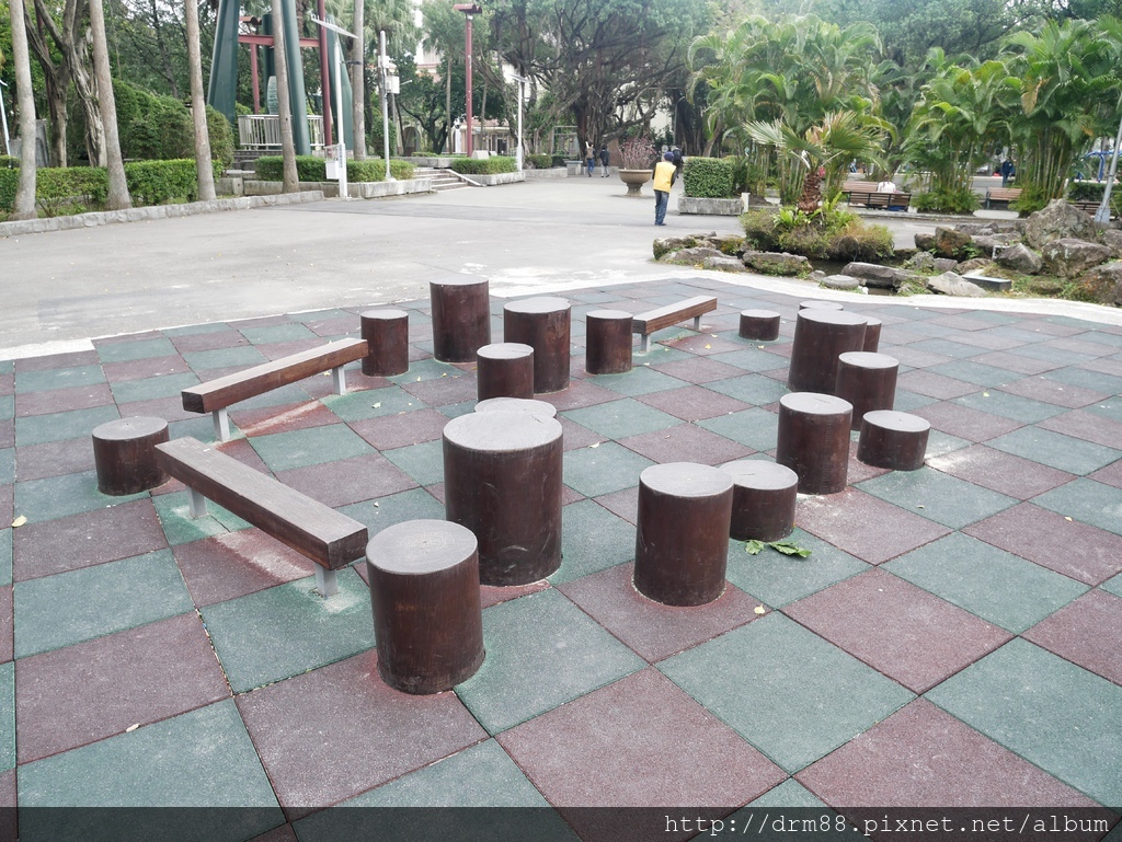 台北免費親子景點｜二二八公園兒童遊戲場,120坪大沙坑,磨石子溜滑梯,原木跳樁(台大醫院站),交通＠瑪姬幸福過日子 @瑪姬幸福過日子