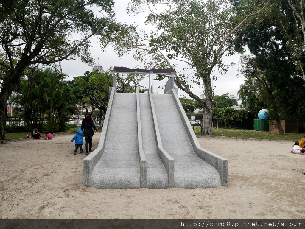 台北免費親子景點｜二二八公園兒童遊戲場,120坪大沙坑,磨石子溜滑梯,原木跳樁(台大醫院站),交通＠瑪姬幸福過日子 @瑪姬幸福過日子