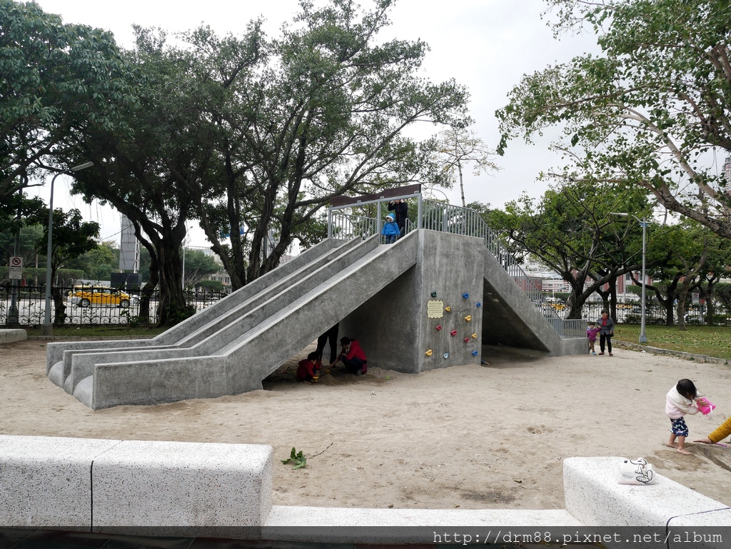 台北免費親子景點｜二二八公園兒童遊戲場,120坪大沙坑,磨石子溜滑梯,原木跳樁(台大醫院站),交通＠瑪姬幸福過日子 @瑪姬幸福過日子