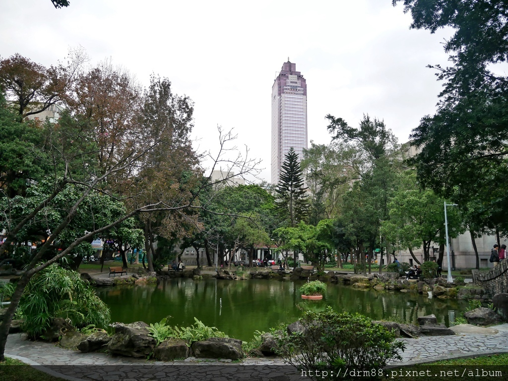 台北免費親子景點｜二二八公園兒童遊戲場,120坪大沙坑,磨石子溜滑梯,原木跳樁(台大醫院站),交通＠瑪姬幸福過日子 @瑪姬幸福過日子