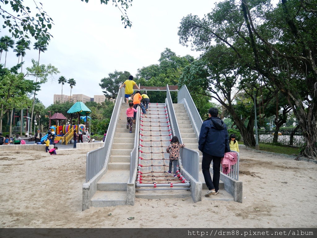 台北免費親子景點｜二二八公園兒童遊戲場,120坪大沙坑,磨石子溜滑梯,原木跳樁(台大醫院站),交通＠瑪姬幸福過日子 @瑪姬幸福過日子