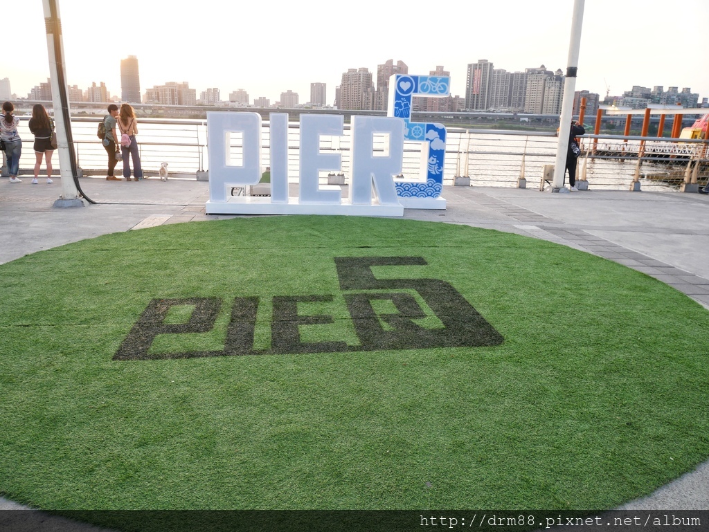 大稻埕瑪頭貨櫃市集,PIER5大稻埕碼頭河岸特區,吃美食,看夕陽,網美聚集地,台北打卡新地標＠瑪姬幸福過日子 @瑪姬幸福過日子