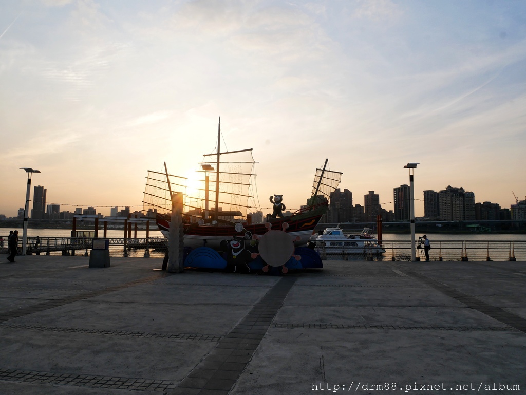 大稻埕瑪頭貨櫃市集,PIER5大稻埕碼頭河岸特區,吃美食,看夕陽,網美聚集地,台北打卡新地標＠瑪姬幸福過日子 @瑪姬幸福過日子