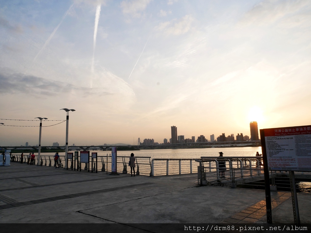 大稻埕瑪頭貨櫃市集,PIER5大稻埕碼頭河岸特區,吃美食,看夕陽,網美聚集地,台北打卡新地標＠瑪姬幸福過日子 @瑪姬幸福過日子