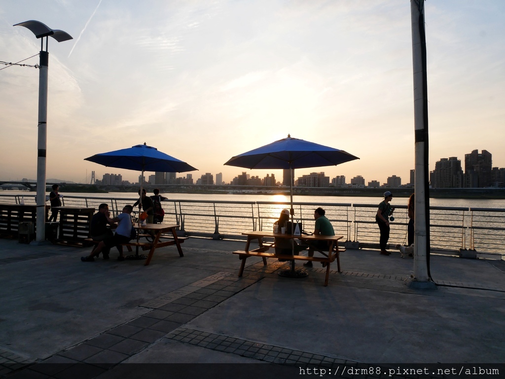 大稻埕瑪頭貨櫃市集,PIER5大稻埕碼頭河岸特區,吃美食,看夕陽,網美聚集地,台北打卡新地標＠瑪姬幸福過日子 @瑪姬幸福過日子