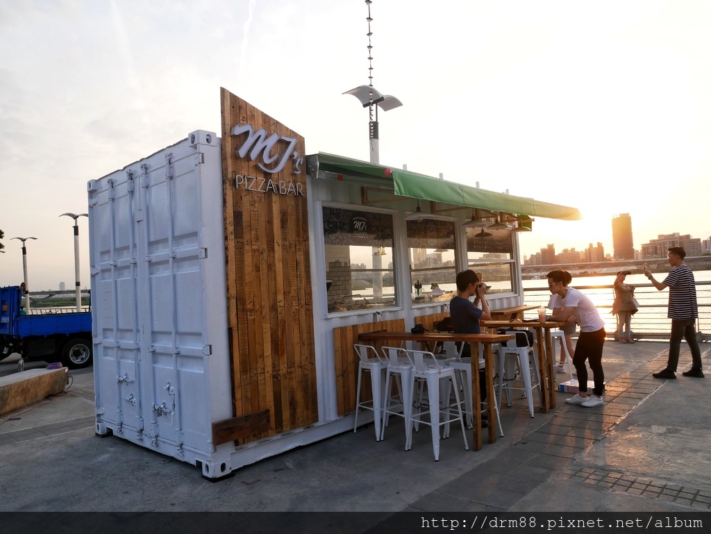 大稻埕瑪頭貨櫃市集,PIER5大稻埕碼頭河岸特區,吃美食,看夕陽,網美聚集地,台北打卡新地標＠瑪姬幸福過日子 @瑪姬幸福過日子